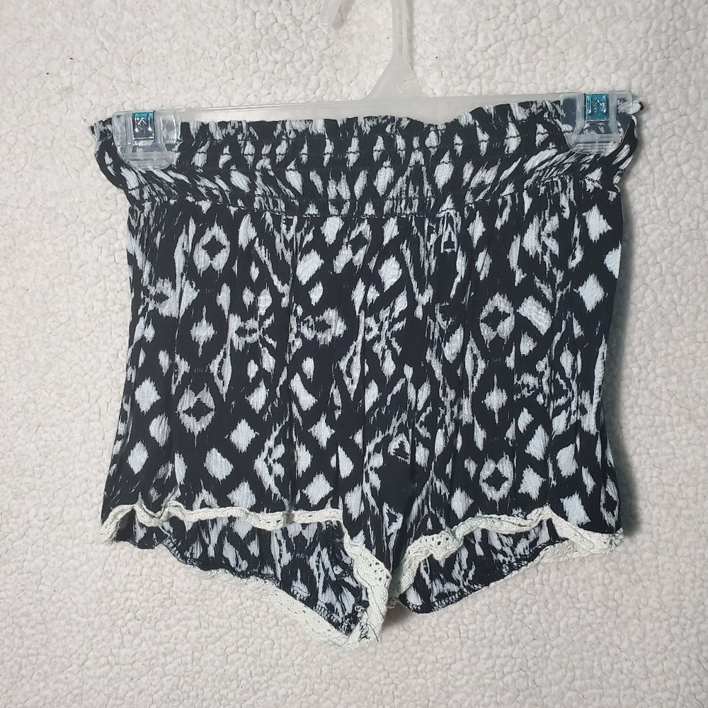 Triangle pattern stretchy fabric shorts